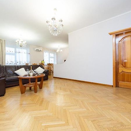 Spacious Apartments In The Center Of Obolon 2 Bedrooms Kiev Exterior foto